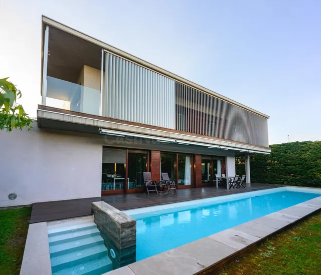 Exclusiva vivienda de diseño con piscins privada y jardín en - foto 4