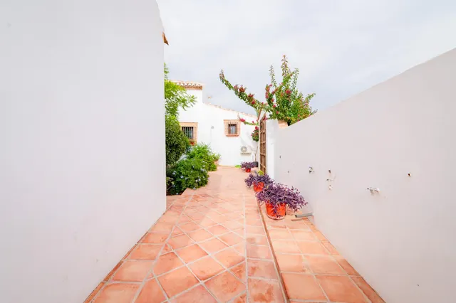 Casa de Campo Reformada en Villanueva de la Concepción: Paz, Elegancia y Vistas Únicas — 9