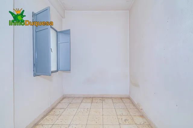 Piso de 4 Dorm. en Camino de Ronda. Para REFORMAR. — 8