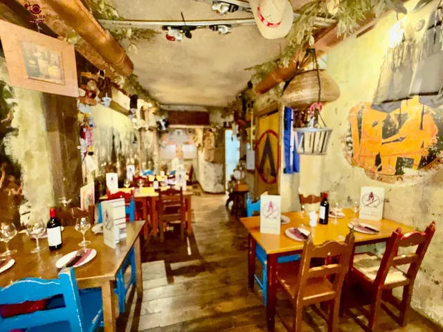 Bar Restaurante con 128m2 distribuidos en planta comercial de 98m2 más almacén de 30m2, ofreciendo una distribución cómoda, funcional y muy eficiente para el desarrollo de la actividad h — 19