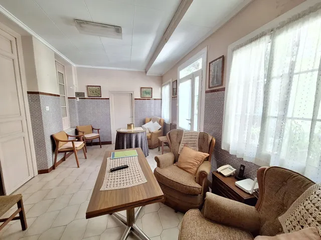 Casa modernista de 218 m2, en parcela de 518 m2, con jardín y garaje para varios vehículos en el centro de Monóvar — 21