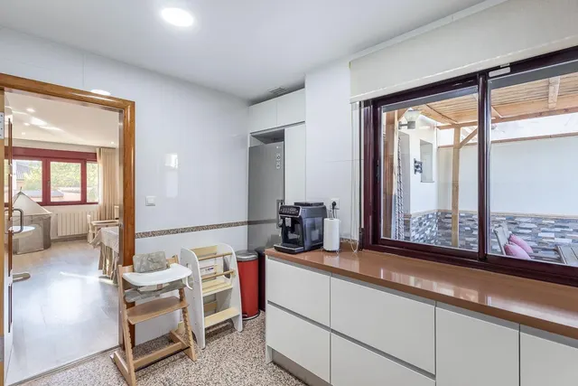 Amplia casa de 182 m2 con patio, gran sótano y a menos de 5 minutos del metro — 8