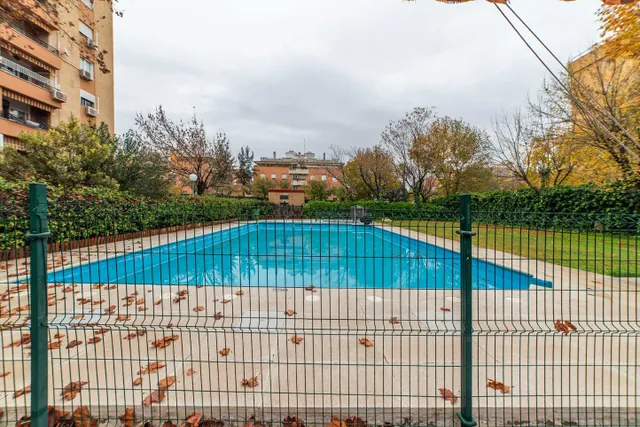 Piso reformado con piscina y garaje — 38