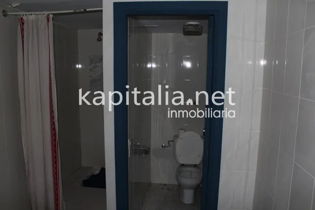 Se alquila  local comercial — 23