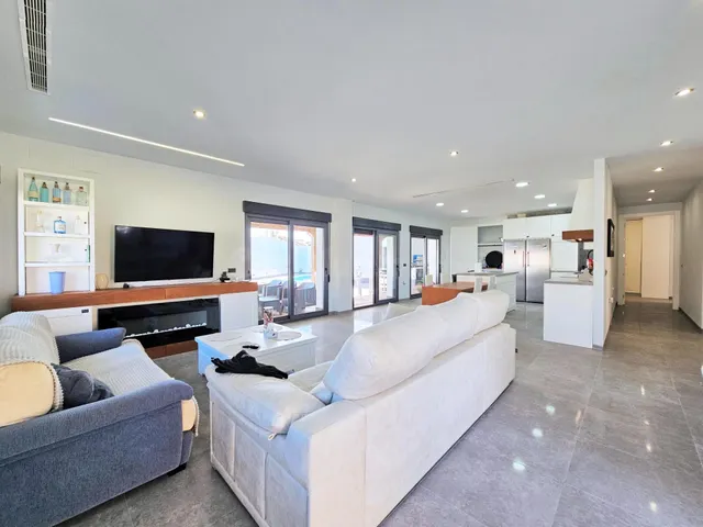 SE VENDE ESTUPENDO CHALET INDEPENDIENTE CON PISCINA SITO EN 