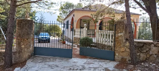 Amplio Chalet en Los Villares con Piscina y Gran Parcela — 3