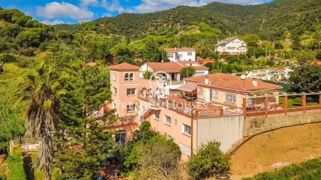 Casa independiente con piscina interior y jardín en venta en Calella — 23