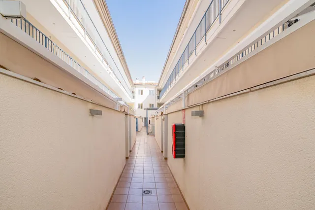Oportunidad para inversores o compradores sin necesidad de ocupación inmediata. La vivienda se vende con alquiler garantizado. — 33