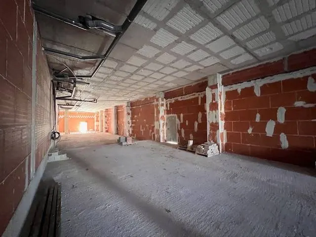 Local diafano de 400m2. — 6
