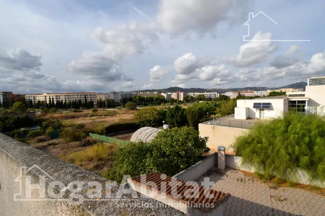 Amplitud y vistas panorámicas en este luminoso ático dúplex reformado con terraza y garaje junto a la universidad — 10