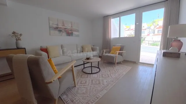 Adosado reformado de tres habitaciónes más apartamento con parking y piscina comunitaria. — 8