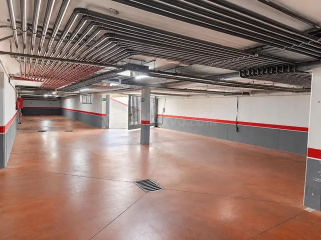 OPORTUNIDAD ÚNICA: Plaza de garaje grande, con punto de carg - foto 5