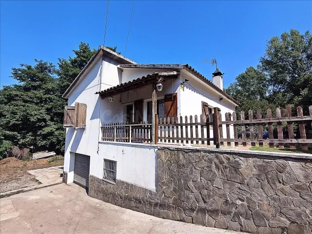 CHALET CON JARDÍN A LA VENTA EN VALLGORGUINA, BARCELONA – EN