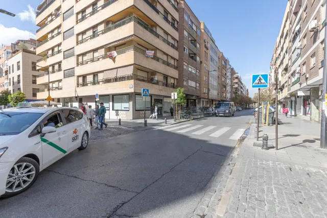 Amplio local comercial en una de las zonas más consolidadas de Granada con salida a dos calles — 2