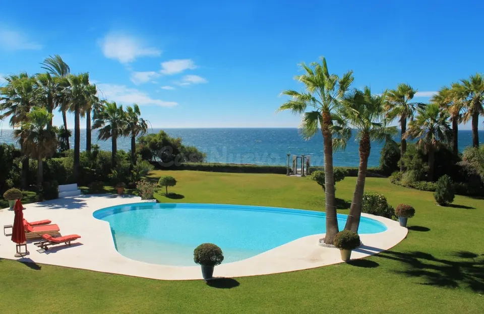 MANSION EN PRIMERA LINEA DE PLAYA EN AMPLIA PARCELA