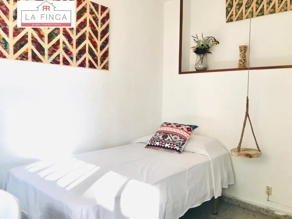 Edificio  con local comercial en plena Calle Victoria
