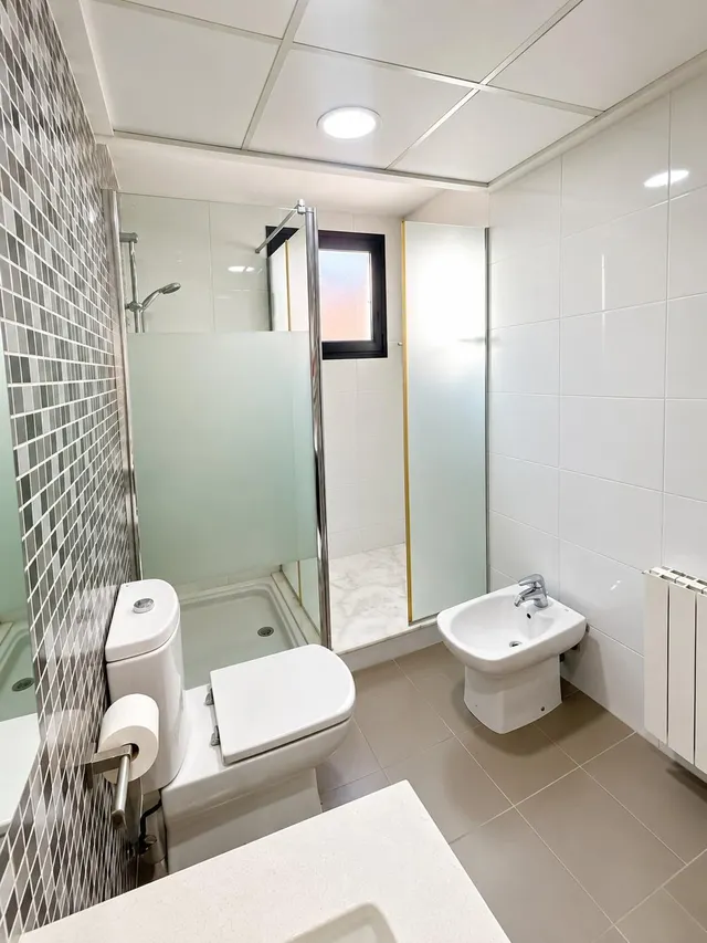 Chalet pareado de 5 habitaciones con jardín, piscina y terrazas en Paterna — 16