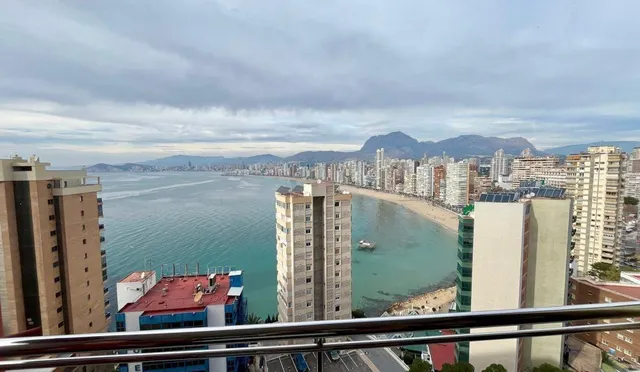 Espectacular piso reformado con diseño y calidad,  con vistas impresionantes al mar y Benidorm. — 12