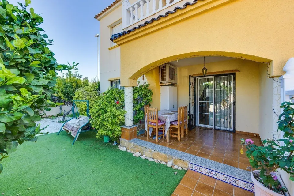 Bungalow en planta baja con amplio jardín privado y aparcamiento en Cabo Roig