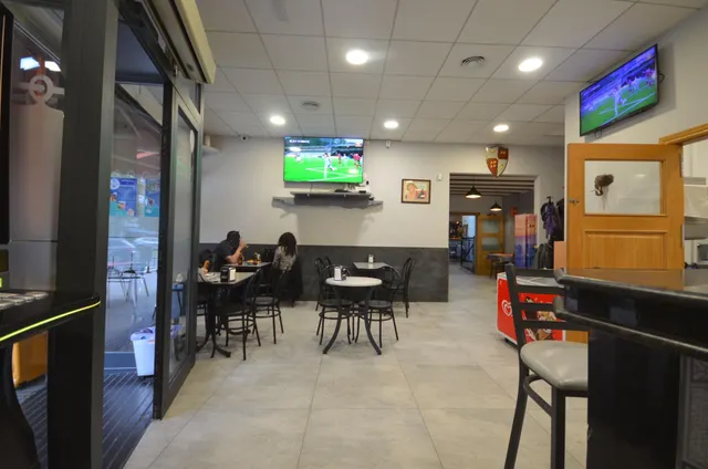 Negocio de restaurante-bar en funcionamiento en local esquinero de 402 m2 — 20