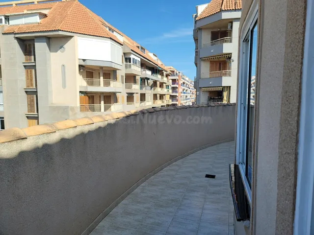 Encantador ático con 3 dormitorios y piscina comunitaria - foto 5