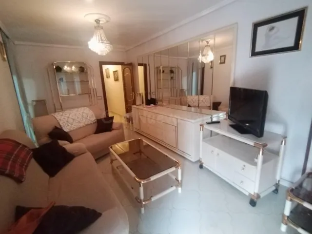 GRAN APARTAMENTO DE 4 DORMITORIOS Y 2 BAÑOS, EN EL CENTRO DE