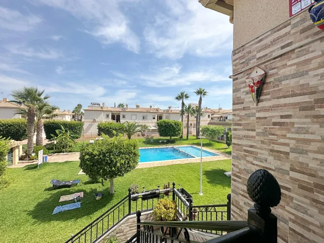 Bungalow en planta alta con vistas a la piscina — 17