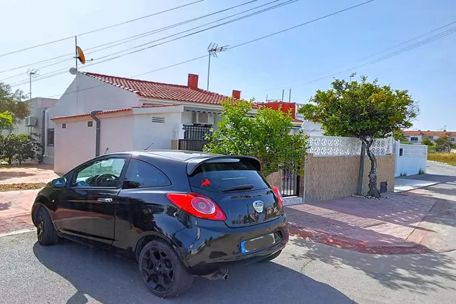 Bungalow reformado con 2 dormitorios, 1 baño y una amplia terraza frontal. Zona tranquila cerca de colegios y con buenas conexiones de transporte público. — 31