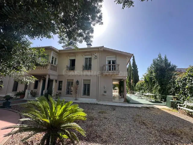 EXCLUSIVA FINCA SEÑORIAL CON TRES VIVIENDAS Y PISCINA EN UNA