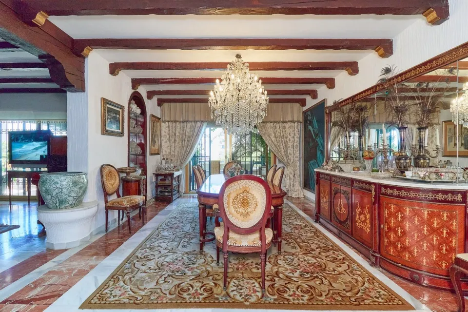 VENTA DE VILLA PAREADA EN EL CENTRO DE MARBELLA. 8 DORMITORIOS, JARDÍN CON PISCINA Y PARKING.