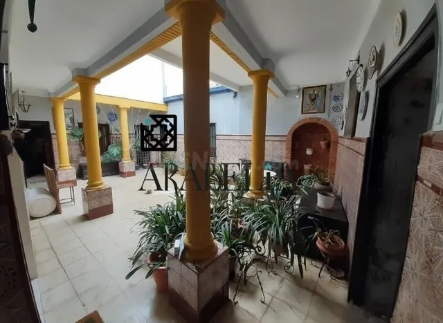 ¡JOYA HISTÓRICA EN ESQUINA! Casa Señorial con Garaje junto a - foto 3