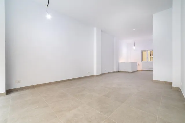 LOCAL COMERCIAL REFORMADO EN CALLE EDGAR NEVILLE — 7