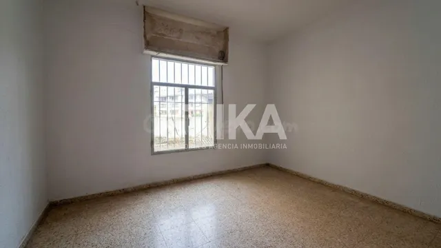 PISO EN ZONA SAN JOSÉ TOTALMENTE PARA REFORMAR CON TERRAZA - - foto 3