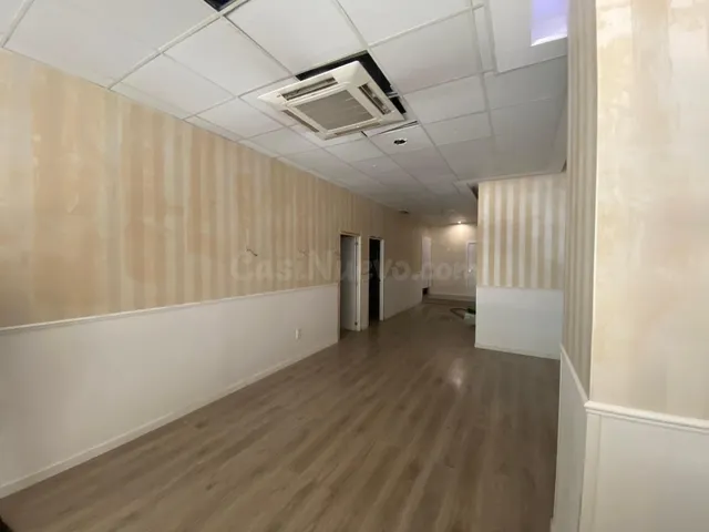 ¡OPORTUNIDAD! Local comercial de 80 m2 en una de las zonas más exclusivas y transitadas de Granada. — 4