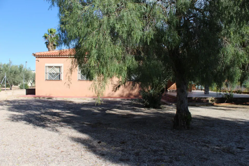 Te ofrecemos este chalet con casa de 200 metros cuadrados y 5.500 metros cuadrados de parcela!