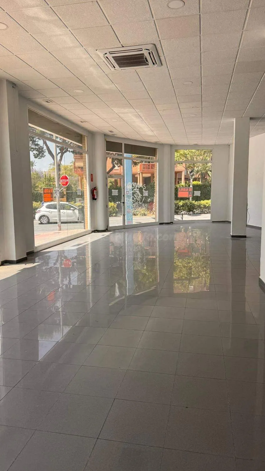 Oportunidad de Inversión: Local Comercial en Alipark, Alicante por €210,000
