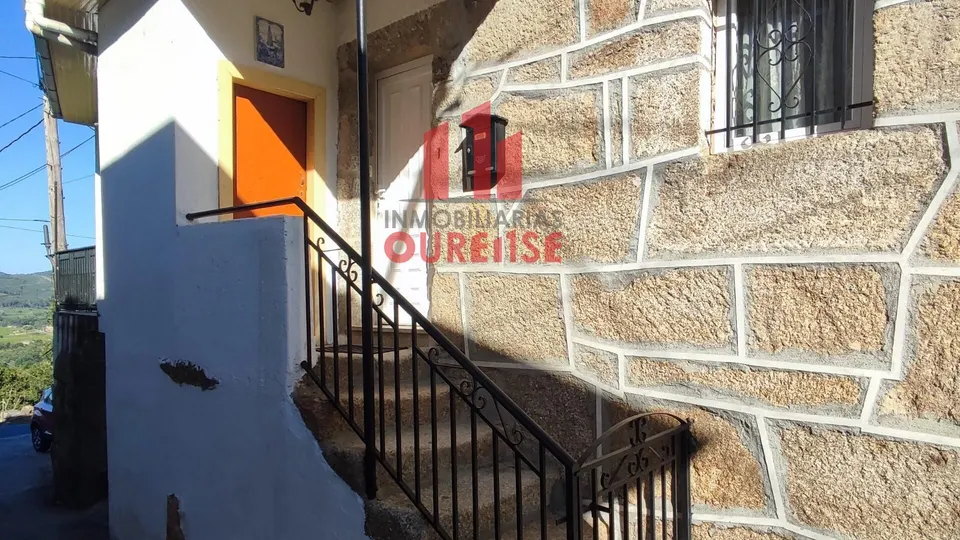 CASA DE PIEDRA CON PATIO Y TERRAZA CON BUENAS VISTAS EN LA ZONA DE CASTRELO.
