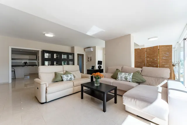 CHALET INDEPENDIENTE DE UNA SOLA PLANTA CON PISCINA — 24