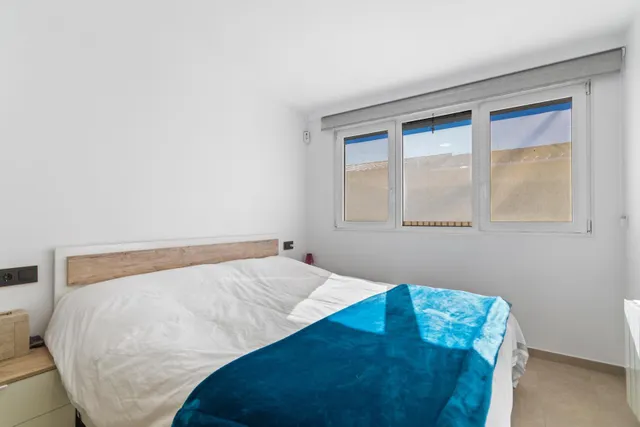 Casa adosada impecable de 4 dormitorios, placas solares y excelente ubicación en Empuriabrava. — 50