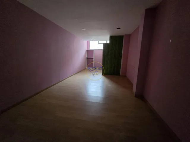 Amplio local comercial en zona de paso — 24