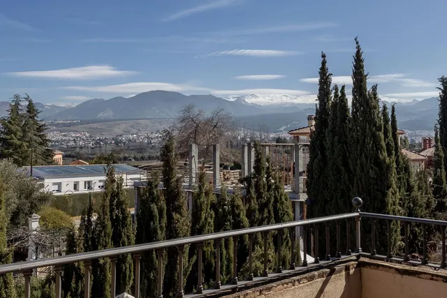 INCREÍBLE CHALET INDEPENDIENTE EN ZONA PRIVILEGIADA — 25