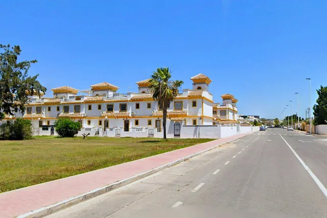 Casa adosada en buen estado (aprox. 87 m2) en el popular Jardín del Mar XIII. Terraza orientada al suroeste frente a la casa, azotea, gran piscina comunitaria y cerca de colegios y supermercados. — 30