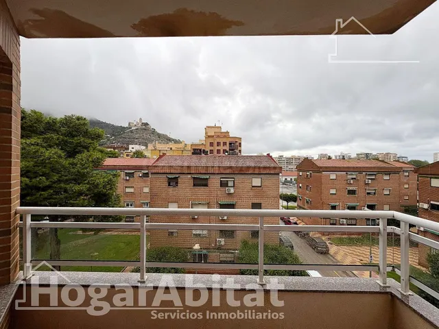 ¡VISTAS DESPEJADAS! AMPLIO, ALTO Y EXTERIOR CON DOS BALCONES