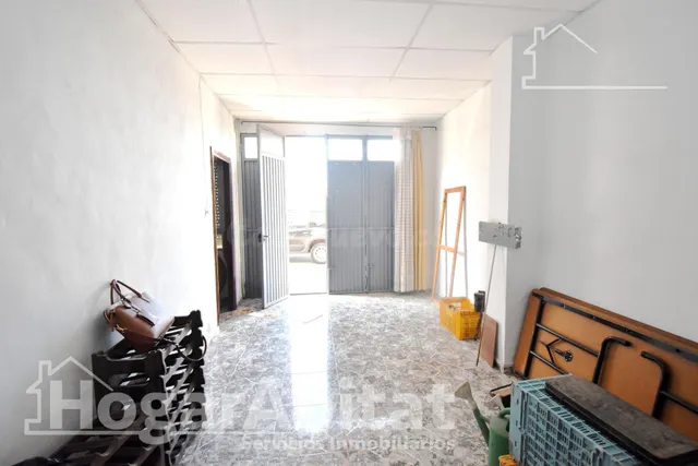 ¡PERFECTO PARA INVERTIR! BAJO AMPLIO PARA REFORMAR CON PATIO
