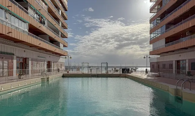 Ático reformado con vistas al mar, enorme terraza y piscina a 50 m de la playa en Torrevieja — 40