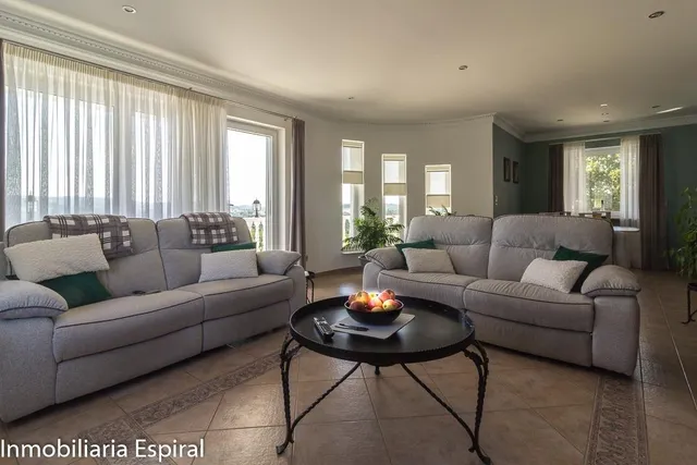 Impresionante Chalet en Abegondo con Vistas al Valle . — 17