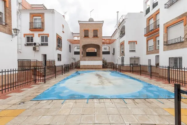 Casa adosada en urbanización con piscina junto al Ferial