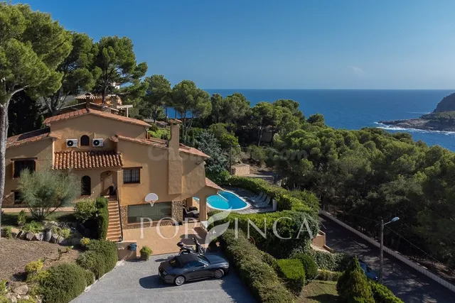 Exclusiva villa de estilo mediterráneo en gran terreno en Ta