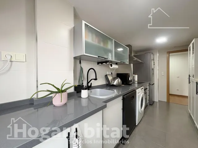 ¡Hogar de lujo! Amplio, sofisticado y reformado, con patio y garaje, todo amueblado — 31