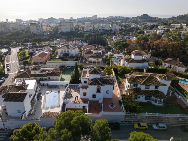 Villa Independiente de Estilo Andaluz en Arroyo de la Miel – Parcela de 813 m2 — 38